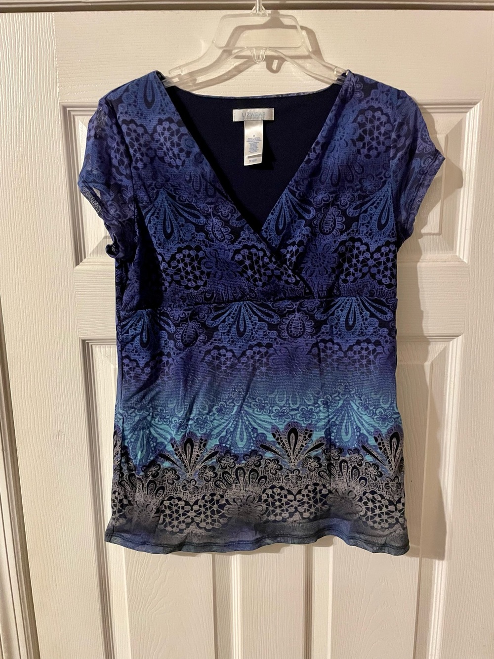 Lizwear by Liz Claiborne Navy & Teal Patterned V-Neck Women's Top size Medium